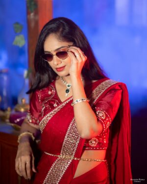 Tejaswini Gowda Instagram - 💃🏻 

Outfit : @selaiyum_ravikaiyum 
Jewellery: @emmadi_silver_jewellery_hyd 
📸: @akhileshrupaji 
Mua: @makeupartistharinireddy 
Location: @klfilmstudio