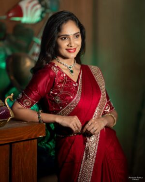 Tejaswini Gowda Instagram - 💃🏻 

Outfit : @selaiyum_ravikaiyum 
Jewellery: @emmadi_silver_jewellery_hyd 
📸: @akhileshrupaji 
Mua: @makeupartistharinireddy 
Location: @klfilmstudio