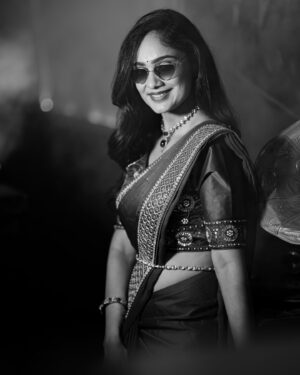 Tejaswini Gowda Instagram - 💃🏻 

Outfit : @selaiyum_ravikaiyum 
Jewellery: @emmadi_silver_jewellery_hyd 
📸: @akhileshrupaji 
Mua: @makeupartistharinireddy 
Location: @klfilmstudio