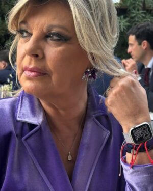 Terelu Campos Instagram - Maravillosa boda de Antonio y Palu.  Gracias a mis amigas de @design_plumaycollar  y @plumaycollar  por estos preciosos pendientes hechos a mano y a medida. 💗