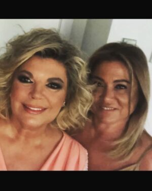 Terelu Campos Instagram - Mi querida amiga/hermana @conch_tor hoy cambias de década y a mí me quedan 8 meses para hacerlo tambien. Llevamos toda la vida juntas desde los 7 años , eres mi compañera de vida , esa mano q siempre me agarra cuando la vida me tambalea, ese refugio donde cobijarme y sentirme segura .. cuanto tengo q agradecer a la vida q te pusiera en mi camino porque a tu lado siempre soy mejor persona . Eres una mujer admirable , luchadora , amiga , madre pero sobre todo pocas personas conozco más buenas q tú ! Te quiero infinito ! 60 más va ser difícil para las dos pero por los menos 20 o 30 podemos lograrlo . Feliz cumpleaños amor !😘💗💗💗💗💗