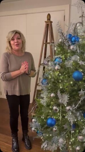 Terelu Campos Instagram - Por fin ha llegado la Navidad a mi casa, y todo gracias a mi amigo Fernando y a todo el equipo de la floristería @lascamelias de Alcorcón. Este año ya sabéis que son unas Navidades especialmente felices para mí!
Os deseo a todos unas felices fiestas! 💗 #christmas #gifted