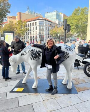 Terelu Campos Instagram - #MadridCowGallery la exposición al aire libre de @fansdelvacuno para acercar el campo a la ciudad a través de arte. 🐄🎨
Las esculturas serán subastadas y los beneficios irán integramente destinados a los afectados por la DANA.