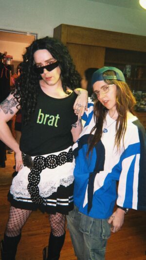 Tessa Netting Instagram - the ultimate husband and wife couples costume?? @charli_xcx and @billieeilish from the Guess music video duhhh 👏👏👏

BRAT SUMMER FOREVER 💚

#halloween #halloweencostume #charlixcx #billieeilish #brat