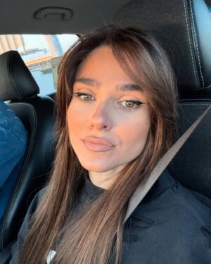 Theo Rose Instagram - Ce bine a fost!💗 
Am reusit cat de cat cu odihna, am si mancat mai bine, ne-am bucurat de copil si de ai nostri si ne-am bronzat, ceea ce nici vara nu e realizabil la mine😂. 
Ne intoarcem la ale noastre. Ne e dor de Sushi. Tata nu mai poate dupa o ciorba de cartofi. A zis ca numai asta mananca o saptamana de maine incolo. Mama are rochii noi. Sasha e bine oriunde daca suntem cu el. Anghel, te iubesc!♥️ gata! V-am zis! ✈️