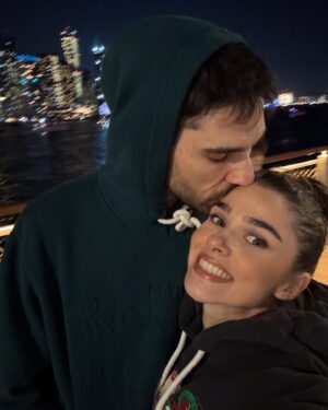 Theo Rose Instagram - Ce bine a fost!💗 
Am reusit cat de cat cu odihna, am si mancat mai bine, ne-am bucurat de copil si de ai nostri si ne-am bronzat, ceea ce nici vara nu e realizabil la mine😂. 
Ne intoarcem la ale noastre. Ne e dor de Sushi. Tata nu mai poate dupa o ciorba de cartofi. A zis ca numai asta mananca o saptamana de maine incolo. Mama are rochii noi. Sasha e bine oriunde daca suntem cu el. Anghel, te iubesc!♥️ gata! V-am zis! ✈️