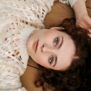 Thomasin McKenzie Instagram - "It is so easy to get wrapped up in the stress of it all. It is really fast-paced and acting can be quite stressful. I am so privileged to be able to do this but as someone who is an introvert and gets overwhelmed very easily, it is a lot. 

I think over the years, I’ve learned to enjoy each day on set and have fun with each scene. I often have to remind myself when I’m getting in my head like ‘oh, I didn’t do that very well, I’m not doing a very good job’, I just have to be like ‘enjoy it, you are playing’, and be present with the people you are collaborating with. Not to get too down by the stresses of it all."

@thomasin.mckenzie for @1883magazine 

#linkinbio for full cover story

Interview @cameron.po0l
Photography @rebeckaslatter 
Styling @katiesomavia 
Talent @thomasin.mckenzie 
Hair @sandrahahnel @carenagency using @theouai
Makeup @ewtmakeup @thewallgroup using @chanel.beauty
Fashion Editor @lauraspriet_
Production @kelseyjbarnes
Photo Assistant @ifigeneiaap
Styling Assistant @margot_koppe
Location @thelostpoetportobello

#thomasinmckenzie #joy #1883magazine #netflix
