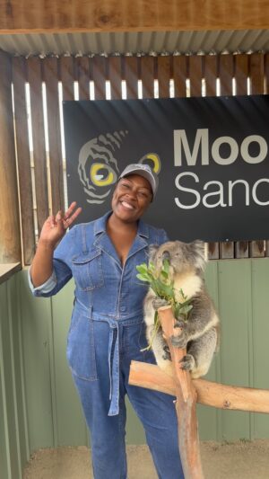 Tiffany Derry Instagram - Did a thing!! Sophie and I connected and I wish I could take her home. Thanks @jacqueline_helene for making me go lol!! Australia has plenty wild life to see but these birds woah!!! Birds and flies are in abundance!!
#shef #cheftiffanyderry