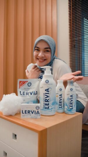 Tika Bravani Instagram - Senenggg bangettt aku dikirimin hampers Lervia!!
Sejak pertama kali nyobain Lervia aku udah jatuh cinta sama Sabun & Lotion susu satu ini, karena kulitku jadi lembut, dan wangi seharian🌸✨

Ekstrak susu kambing Lervia  punya molekul nutrisi lebih kecil, diserap kulit lebih cepat dan lebih dalam. 
Yuk samaan sama aku, pake @lerviaindonesia_ untuk Sabun & Lotion daily kamu!

#SkincareRoutine #FreshSkinEveryday #KulitLembutLervia #SolusiMelembutkanKulit #LerviaSabunSusu #LerviaLotionSusu