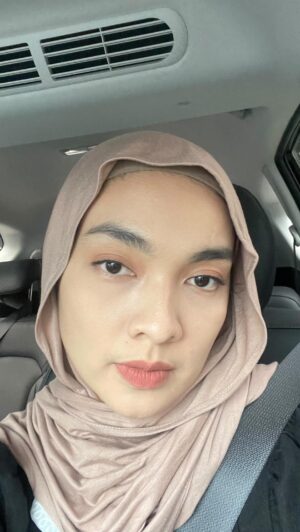 Tika Bravani Instagram - Sekali-kali tutorial make up🙃

Yang kupake:
Foundie & powder : @instaperfect 
Eyeliner: @berl_official 
Concealer: @roseallday.co 
Eyeshadow & mascara: @pinkflashcosmetics 
Lip tint: @somethincofficial