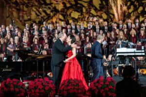 Tina Guo Instagram - Just got official photos from the Vatican! Thank you @riccardorossiroma @_dario_vero_ for making this possible, it was an honor to be a part of @concertoconipoveri and to share it with my family and closest friends.

Photos by @novaopera & Vatican Media 🙏🏼