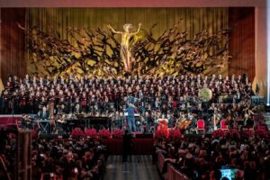 Tina Guo Instagram - Just got official photos from the Vatican! Thank you @riccardorossiroma @_dario_vero_ for making this possible, it was an honor to be a part of @concertoconipoveri and to share it with my family and closest friends.

Photos by @novaopera & Vatican Media 🙏🏼