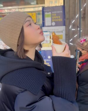 Tina Tamashiro Instagram - リールにしようと思ってたけど
だいぶ投稿しちゃった‼️メリクリ

常に雪だるまスタイルだった⛄️