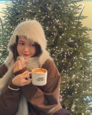 Tina Tamashiro Instagram - リールにしようと思ってたけど
だいぶ投稿しちゃった‼️メリクリ

常に雪だるまスタイルだった⛄️