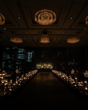 Tomomi Itano Instagram - 先日、4年越しの披露宴を行いました💍

2021年コロナ禍で結婚し、家族のみで挙式はしていたので
今更披露宴を行うか正直すごく迷いました。
でも、私の周りの大切な方や、彼の周りにいる大切な方々に
それぞれ互いのルーツや歩んできた道のりをより知ってもらいたい。
そしてお互いの人生で欠かせない大好きな方々が一度に集まる機会は
結婚式しか無いなと思い、
直接感謝を伝えたく、今回披露宴を行うことにしました。

披露宴の準備をする中でも、色んな方に助けられ、支えられ、愛を感じ、
いつも私達家族が周りの皆さまに支えられて生きてる事や
ここまでくるのに奇跡のような出会いがたくさんあった事、
振り返りながらたくさんの気づきがありました。

そして、私達の誓いは、
彼の夢"野球選手としての成功"。　
私の夢"  妻、一児の母でありながらも事業を成功させること" 
どちらもそう簡単に叶えられる夢ではないですが、
どちらか一方が支えるのではなくお互いに支え合いながら
切磋琢磨し向上していくこと。
私達らしく新しい形で夢を叶えていきたいです。

そして大好きなみんなの笑顔が今も脳裏に焼き付いています。
感謝をしても仕切れないくらい、幸せで溢れる時間でした。

私達夫婦と関わって下さった方が
この夫婦と出会えて良かったと思ってもらえる夫婦、
家族を目指して日々精進して参りたいと思います。

そして、、、🫶🏻

披露宴の友人スピーチは親友のマイカにずっと決めてました。
話始まりから号泣。マイカにいつも助けられてきたなーと。改めて。

お色直しのエスコートはずっと大好きな
敦子とともーみにお願いしました♪

そして、私と彼が大好きなドラマの主題歌で
私達の思い出の曲『ヒカリヘ』をmiwaさんが歌いに来てくださいました✨😭🩷

披露宴、二次会と投稿つづきます
お付き合いください🫶🏻

📷photo by @aouleephoto 
🎥movie by @tsugiishi_tomato