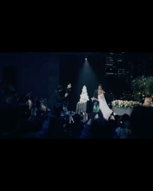 Tomomi Itano Instagram - 先日、4年越しの披露宴を行いました💍

2021年コロナ禍で結婚し、家族のみで挙式はしていたので
今更披露宴を行うか正直すごく迷いました。
でも、私の周りの大切な方や、彼の周りにいる大切な方々に
それぞれ互いのルーツや歩んできた道のりをより知ってもらいたい。
そしてお互いの人生で欠かせない大好きな方々が一度に集まる機会は
結婚式しか無いなと思い、
直接感謝を伝えたく、今回披露宴を行うことにしました。

披露宴の準備をする中でも、色んな方に助けられ、支えられ、愛を感じ、
いつも私達家族が周りの皆さまに支えられて生きてる事や
ここまでくるのに奇跡のような出会いがたくさんあった事、
振り返りながらたくさんの気づきがありました。

そして、私達の誓いは、
彼の夢"野球選手としての成功"。　
私の夢"  妻、一児の母でありながらも事業を成功させること" 
どちらもそう簡単に叶えられる夢ではないですが、
どちらか一方が支えるのではなくお互いに支え合いながら
切磋琢磨し向上していくこと。
私達らしく新しい形で夢を叶えていきたいです。

そして大好きなみんなの笑顔が今も脳裏に焼き付いています。
感謝をしても仕切れないくらい、幸せで溢れる時間でした。

私達夫婦と関わって下さった方が
この夫婦と出会えて良かったと思ってもらえる夫婦、
家族を目指して日々精進して参りたいと思います。

そして、、、🫶🏻

披露宴の友人スピーチは親友のマイカにずっと決めてました。
話始まりから号泣。マイカにいつも助けられてきたなーと。改めて。

お色直しのエスコートはずっと大好きな
敦子とともーみにお願いしました♪

そして、私と彼が大好きなドラマの主題歌で
私達の思い出の曲『ヒカリヘ』をmiwaさんが歌いに来てくださいました✨😭🩷

披露宴、二次会と投稿つづきます
お付き合いください🫶🏻

📷photo by @aouleephoto 
🎥movie by @tsugiishi_tomato