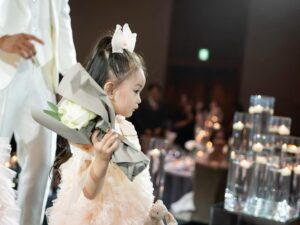 Tomomi Itano Instagram - 👰🏻‍♀️新婦からの最後の手紙は
通常両親への感謝を綴ることが多いですが
私達の披露宴の想いは"今まで出会った大事な方への感謝"だったので
ゲストの皆さんへのお手紙にしました✉️
書きながら涙。読みながら涙。
改めて自分自身を振り返るいいきっかけとなりました。

今回手紙を読む上でこだわったのは、
よりゲストの皆さんに伝わるようにお互いのバックグラウンドや
ルーツを巡り、プロローグのようなムービーを作りました🎥
こちらのムービーをYouTubeに😌年明けの木曜日（1月2日）🖤

何枚目がすき？🖤🤍🖤🤍