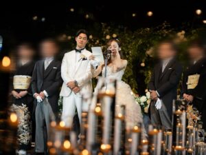 Tomomi Itano Instagram - 👰🏻‍♀️新婦からの最後の手紙は
通常両親への感謝を綴ることが多いですが
私達の披露宴の想いは"今まで出会った大事な方への感謝"だったので
ゲストの皆さんへのお手紙にしました✉️
書きながら涙。読みながら涙。
改めて自分自身を振り返るいいきっかけとなりました。

今回手紙を読む上でこだわったのは、
よりゲストの皆さんに伝わるようにお互いのバックグラウンドや
ルーツを巡り、プロローグのようなムービーを作りました🎥
こちらのムービーをYouTubeに😌年明けの木曜日（1月2日）🖤

何枚目がすき？🖤🤍🖤🤍