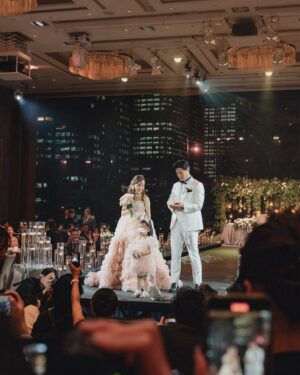 Tomomi Itano Instagram - お色直し後のdress 🎀🪄💭
いつか結婚式をするなら、絶対にしのぶに衣装を作ってもらいたいとずっと思ってました🫶🏻私が14歳でAKB初期メンバーとしてステージに立ってから全てのAKB衣装を手がけてくれた、しのぶ。今回は娘とお揃いのdressを。感慨深い✨私の理想のドレスに近づけるため、何度も2人で打ち合わせを重ね。最後の最後まで試行錯誤し、愛を込めて作ってくれました。

そして、ヘアアクセとピアスは私のママの手作り🤍🦢🫧
ママはアクセサリーとかビーズ作るのがほんとに上手なの。
花びらっぽいピアスがいいなって伝えたら、理想のアクセを😭♡✨
ママありがとうーーー。母の愛とみんなの愛を纏った2着目のdressは
幸せそのものでした💕娘とお揃いなのもとっても嬉しい。

📷 @aouleephoto