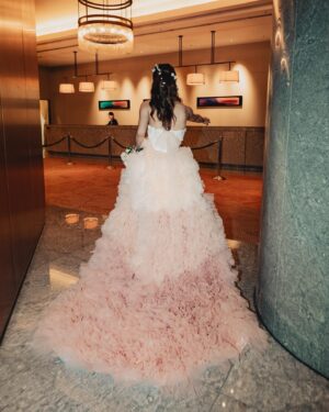Tomomi Itano Instagram - お色直し後のdress 🎀🪄💭
いつか結婚式をするなら、絶対にしのぶに衣装を作ってもらいたいとずっと思ってました🫶🏻私が14歳でAKB初期メンバーとしてステージに立ってから全てのAKB衣装を手がけてくれた、しのぶ。今回は娘とお揃いのdressを。感慨深い✨私の理想のドレスに近づけるため、何度も2人で打ち合わせを重ね。最後の最後まで試行錯誤し、愛を込めて作ってくれました。

そして、ヘアアクセとピアスは私のママの手作り🤍🦢🫧
ママはアクセサリーとかビーズ作るのがほんとに上手なの。
花びらっぽいピアスがいいなって伝えたら、理想のアクセを😭♡✨
ママありがとうーーー。母の愛とみんなの愛を纏った2着目のdressは
幸せそのものでした💕娘とお揃いなのもとっても嬉しい。

📷 @aouleephoto