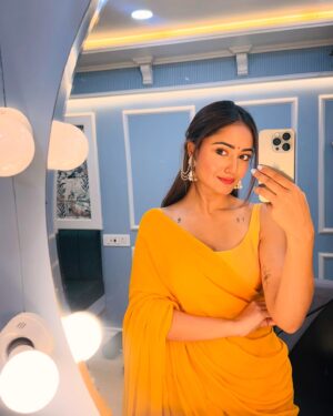 Tridha Choudhury Instagram - Woke up with Bollywood energy 🔆

Name the movie 🔆

#bollywoodmovies #bollywoodnews #bollywoodsong #bollywoodproject #kalhonaaho