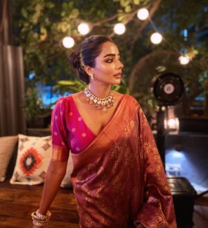 Tuhina Das Instagram - Diwali 2024🪔

#sareeaddict #diwalinight #throwback😍 #festivewear #sunday
