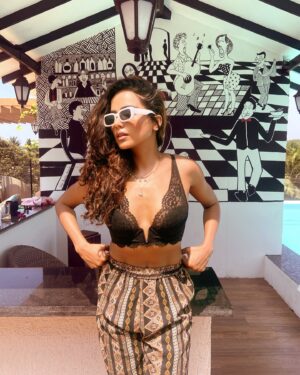 Tuhina Das Instagram - Sundaying through Sunday 🤗⛱️🕶️🌊

#sunday #throwback #vacylookoftheday #swimsuits