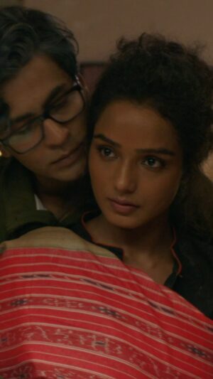 Tuhina Das Instagram - তবুও এই মন থাকে ভালবাসার অপেক্ষায় 🤍
Celebrating 5 years of #GhawreBaireyAaj

Listen to our playlist, Best of Rabindra Sangeet on @spotify 🔗Link in bio 

@manomaybhattacharyaofficial @anirbanbhattacharyaofficial @senguptajisshu @tuhinadasofficial 

#BhoraBadar #RabindranathTagore #SVFMusic