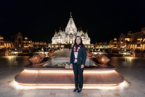 Tulsi Gabbard Instagram - It was a privilege to visit the iconic @akshardhamusa temple last night in New Jersey.  I’m grateful for the warm welcome from Hindu leaders gathered from across the country, the Robbinsville Mayor and council members, and thousands gathered for a special evening of prayer, fellowship, and unity.  #Akshardham
