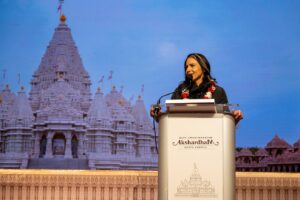 Tulsi Gabbard Instagram - It was a privilege to visit the iconic @akshardhamusa temple last night in New Jersey.  I’m grateful for the warm welcome from Hindu leaders gathered from across the country, the Robbinsville Mayor and council members, and thousands gathered for a special evening of prayer, fellowship, and unity.  #Akshardham