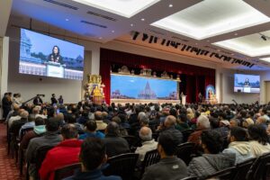 Tulsi Gabbard Instagram - It was a privilege to visit the iconic @akshardhamusa temple last night in New Jersey.  I’m grateful for the warm welcome from Hindu leaders gathered from across the country, the Robbinsville Mayor and council members, and thousands gathered for a special evening of prayer, fellowship, and unity.  #Akshardham