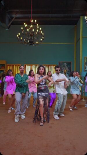 Tulsi Kumar Instagram - Me - “Guys, for this song na, I want to dance like a dream. I am ready to give it my all 🤓💪🏻“

Piyush-Shazia - “Arey, We will make it happen. Aur vaise bhi hamara 1st collab hai ..Bohot nachayenge💃💯 “ 
😂🤗

The energy, the vibe, the team, the hardwork - Bohot mazaa aaya while learning the hookstep of #DilKuchHorNiMangda ! 
Big shoutout to @piyush_bhagat and @shaziasamji for making this happen 💃🤗 And a huge thank u to @post.guru n @vikceeworldwide for making it look sooo 🎥 🔥🔥
Aap sabko kaisa laga ??

#tseries @tseries.official #BhushanKumar @ikkamusic @sanjoyd @_roohsandhu