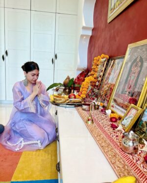 Tulsi Kumar Instagram - I see gods grace in everything 🙏 

I recently had a narrow escape on one of my upcoming songs’ video shoot but by gods grace I am fine now . I want to thank each one of u for all the calls, messages n concern y’all have shown at this time.. means so much 🤗🙏

God is kind . Happy Durga Ashtami 😇
#JaiMataDi