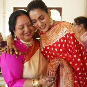Twinkle R. Vasisht Instagram - Teri soorat, aaj meri mehndi mein saji hai,
Tere pyaar ki chhaon mein, meri duniya basi hai.
Tere aashirwad ka saath, har kadam par rahega,
Tere bina ye safar, adhoora sa lagega...

I love you ma❣️

#mehndi #shagan #weddingphotography #wed #maa

Photography by @sourabhkatariaphotography