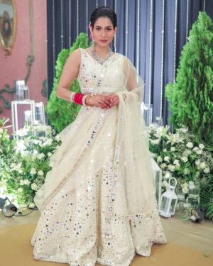 Twinkle R. Vasisht Instagram - Styled by:- @idivyeshtalaviya
Outfit by:- @rajesh_sarees
Styling Asst:- @vaidehi1312 @styledbydivyesh
#styledbydivyesh💫

Photography by @rahulmehra2958