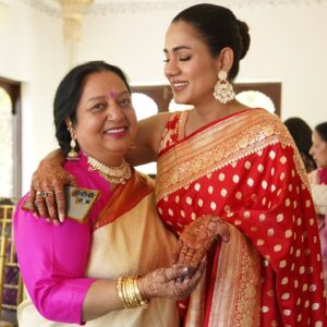 Twinkle R. Vasisht Instagram - Teri soorat, aaj meri mehndi mein saji hai,
Tere pyaar ki chhaon mein, meri duniya basi hai.
Tere aashirwad ka saath, har kadam par rahega,
Tere bina ye safar, adhoora sa lagega...

I love you ma❣️

#mehndi #shagan #weddingphotography #wed #maa

Photography by @sourabhkatariaphotography
