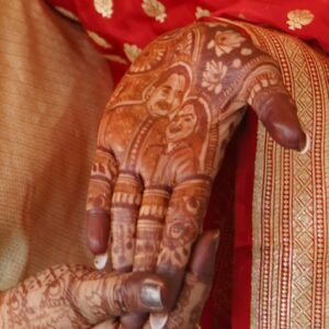 Twinkle R. Vasisht Instagram - Teri soorat, aaj meri mehndi mein saji hai,
Tere pyaar ki chhaon mein, meri duniya basi hai.
Tere aashirwad ka saath, har kadam par rahega,
Tere bina ye safar, adhoora sa lagega...

I love you ma❣️

#mehndi #shagan #weddingphotography #wed #maa

Photography by @sourabhkatariaphotography