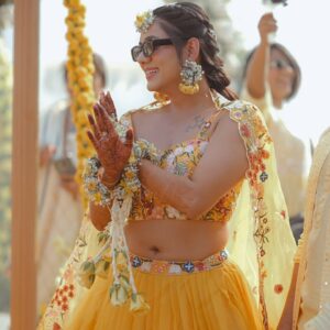 Twinkle R. Vasisht Instagram - Haldi ceremony❤️💥💫

Floral jewellery by @florenzaaflowers 

Photography by @sourabhkatariaphotography 

Mua @sonalii_makeup