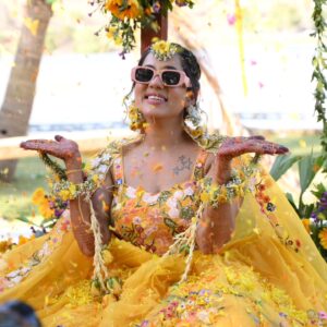 Twinkle R. Vasisht Instagram - Haldi ceremony❤️💥💫

Floral jewellery by @florenzaaflowers 

Photography by @sourabhkatariaphotography 

Mua @sonalii_makeup
