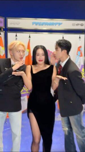 Uhm Jung-hwa Instagram - 세븐틴을 처음만난건 수년전 불후의명곡 프로그램 에서였는데요. 그때 만난 세븐틴은 설레이는 신인 그룹이었어요. 너무 멋진 실력으로  완벽한 호응을 이끌었던 무대였어요. 분장실로 인사온 그들은 너무나도예의바르고 밝은 모습이었구요  시간이 흘러 2023 마마 어워드 에서 대상시상을 하게됐을때는 정말 저조차 감격스러웠어요.  얼마나 많은 노력과 땀을 흘렸을까요 !! 그들의 이름을 부를때,, 저도 모르게 파이널리!! 를 외치게 됐던 이유 였어요.  이번 부석순 뮤비로 만난 부석순 멤버들 너무 반가웠고 여전히 예의바르고 스윗한 마음씀에 감동하며,, 부석순의 청바지 뮤비에 마마 때 마음을 담아 까메오 출연을 했어요.  신나는 응원을 받는듯한  멋진 부석순의 청바지 !!!!응원합니다!!! #부석순 #청바지 #승관 #호시 #도겸 #세븐틴 @saythename_17