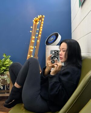 Uhm Jung-hwa Instagram - 11월의 일상.  #crystalclear @z_fla_t