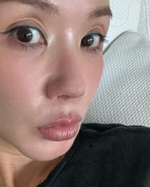 Uhm Jung-hwa Instagram - 11월의 일상.  #crystalclear @z_fla_t