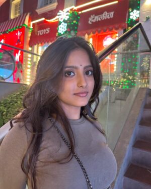 Ulka Gupta Instagram - Mujhe kya, I love my Bindi ❤️

 #bindilove #browngirl
