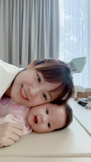 Ungsumalynn Sirapatsakmetha Instagram - หมั่นเขี้ยวจริงๆเลยน้องหมั่นโถวของแม่ เดี๋ยวนี้หนูเริ่มเม้ามอยกับแม่ได้แล้วนะคะออโรร่า #ลิกก้าโรร่า #แดนแพทตี้