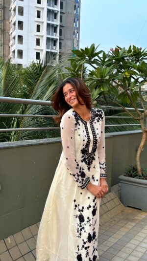 Unnati Malharkar Instagram - Did not wanna miss out on this dance trend🥹🤍 #dance 
DC: @_bhakarwadi_ 
Outfit: @shivaliahmedabad