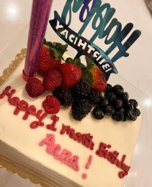 Urwa Hocane Instagram - Aara’s 1 month birthday celebrations have been the perfect end to our USA trip ! Alhumdulillah for family! Hello Pakistan! 🎂💫💖🎉🎈
@farhan_saeed @ghazalarahat @nimra30 @salmansbutt @asher._.hill @faris_saeed1207