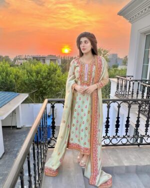 Urwa Hocane Instagram - The voice of my heart everytime i watch a sunset! Ever so peaceful, introspective and absolutely stunning ! Forever that girl that gets amazed by sunsets !

Eid day 3 in @harisshakeelofficial ! ✨