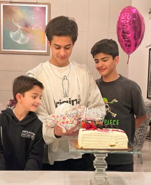 Urwa Hocane Instagram - Aara’s 1 month birthday celebrations have been the perfect end to our USA trip ! Alhumdulillah for family! Hello Pakistan! 🎂💫💖🎉🎈
@farhan_saeed @ghazalarahat @nimra30 @salmansbutt @asher._.hill @faris_saeed1207