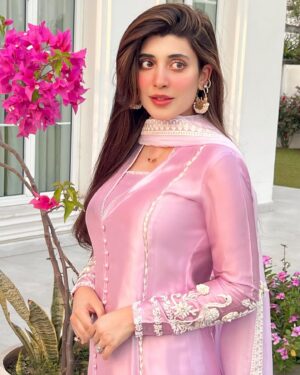 Urwa Hocane Instagram - Eid day 2 in my @pehrwaas ! 🌸