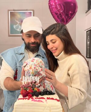 Urwa Hocane Instagram - Aara’s 1 month birthday celebrations have been the perfect end to our USA trip ! Alhumdulillah for family! Hello Pakistan! 🎂💫💖🎉🎈
@farhan_saeed @ghazalarahat @nimra30 @salmansbutt @asher._.hill @faris_saeed1207
